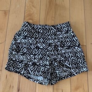 NWT WILDFOX 5” Inseam Shorts In Black/White Tribal Print Size Small 100% Rayon